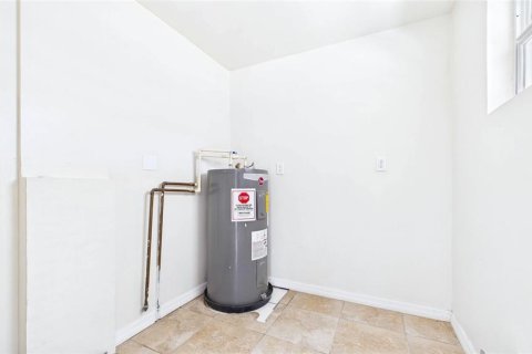 House in Tampa, Florida 4 bedrooms, 127.46 sq.m. № 2206821 - photo 18