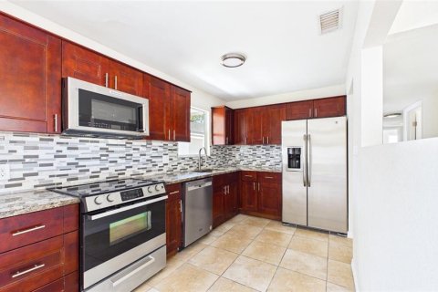 House in Tampa, Florida 4 bedrooms, 127.46 sq.m. № 2206821 - photo 9