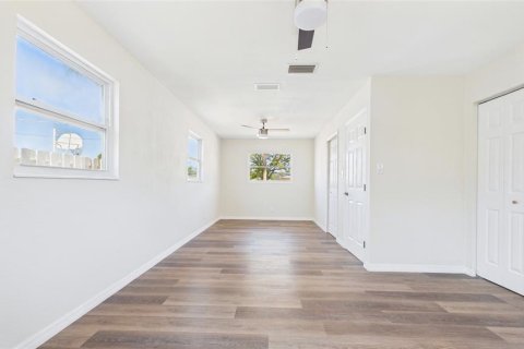 House in Tampa, Florida 4 bedrooms, 127.46 sq.m. № 2206821 - photo 23