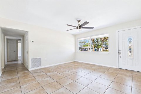 House in Tampa, Florida 4 bedrooms, 127.46 sq.m. № 2206821 - photo 6