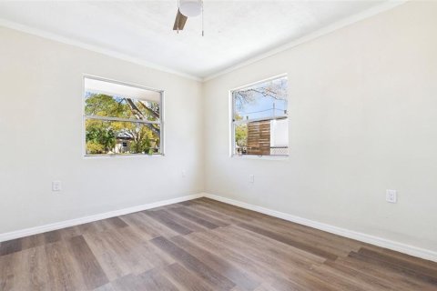 House in Tampa, Florida 4 bedrooms, 127.46 sq.m. № 2206821 - photo 15