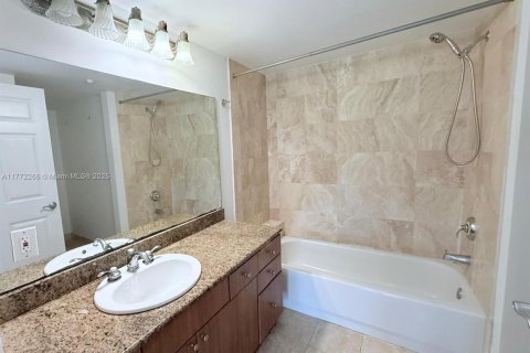 Copropriété à vendre à Hallandale Beach, Floride: 2 chambres, 106.84 m2 № 1978378 - photo 12