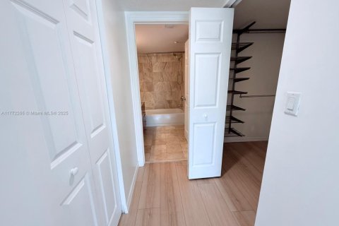 Copropriété à vendre à Hallandale Beach, Floride: 2 chambres, 106.84 m2 № 1978378 - photo 15