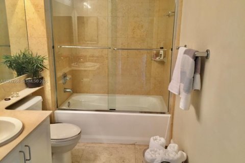 Condo in Miami, Florida, 1 bedroom  № 2052923 - photo 11