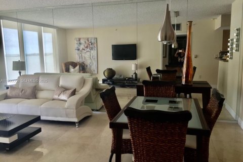 Condo in Miami, Florida, 1 bedroom  № 2052923 - photo 15
