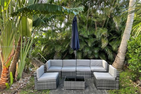 House in Hollywood, Florida 3 bedrooms, 117.34 sq.m. № 1951337 - photo 20
