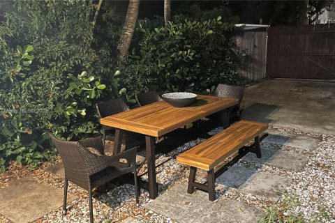 House in Hollywood, Florida 3 bedrooms, 117.34 sq.m. № 1951337 - photo 24