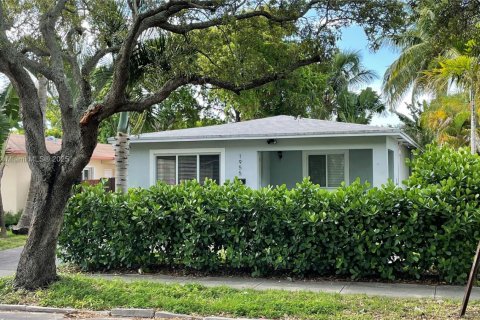 House in Hollywood, Florida 3 bedrooms, 117.34 sq.m. № 1951337 - photo 23