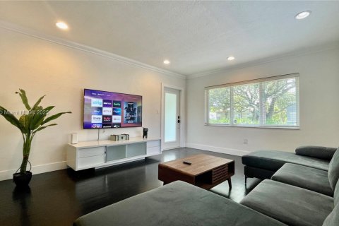 House in Hollywood, Florida 3 bedrooms, 117.34 sq.m. № 1951337 - photo 2