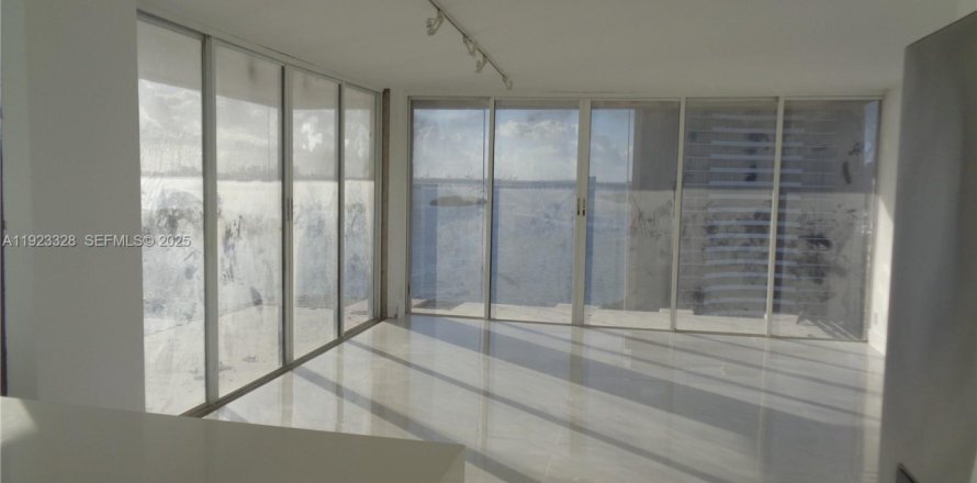 Кондоминиум с 2 спальнями в Майами, Флорида № 1982173