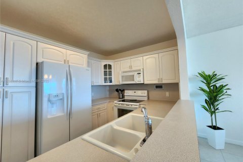 Снять в аренду кондоминиум в Холливуд, Флорида 2 спальни, 107.77м2, № 1936010 - фото 8