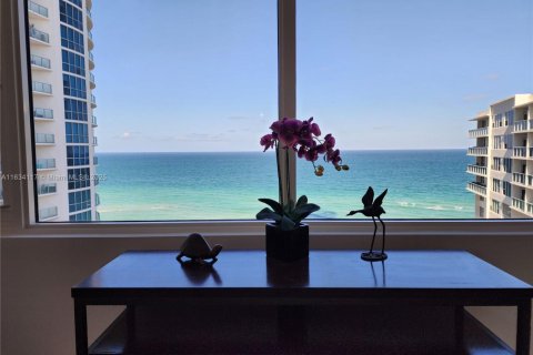 Снять в аренду кондоминиум в Холливуд, Флорида 2 спальни, 107.77м2, № 1936010 - фото 3