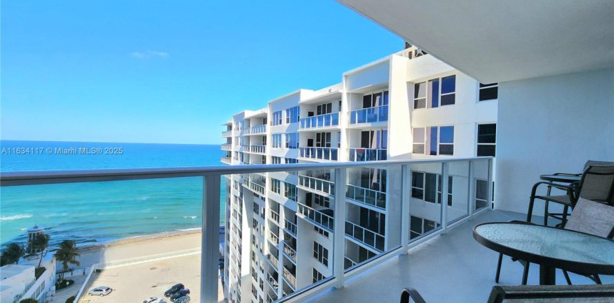 Кондоминиум с 2 спальнями в Холливуд, Флорида № 1936010