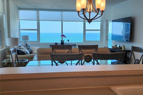 Снять в аренду кондоминиум в Холливуд, Флорида 2 спальни, 107.77м2, № 1936010 - фото 12