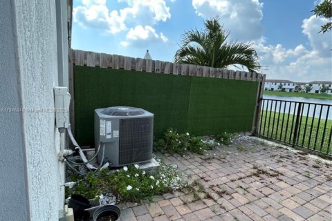 Townhouse in Miami, Florida 3 bedrooms, 123.37 sq.m. № 1890423 - photo 23