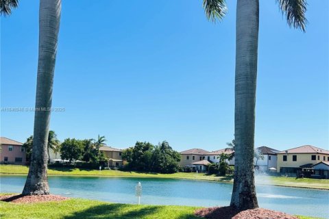 Townhouse in Miami, Florida 3 bedrooms, 123.37 sq.m. № 1890423 - photo 17