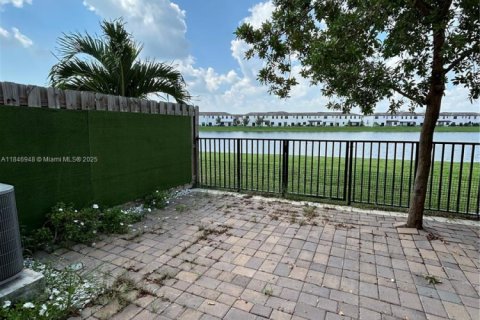 Townhouse in Miami, Florida 3 bedrooms, 123.37 sq.m. № 1890423 - photo 22