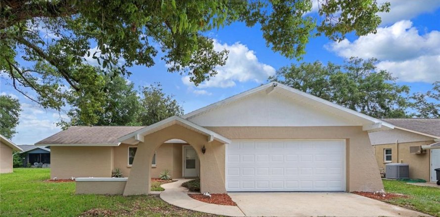 House in New Port Richey, Florida 2 bedrooms, 128.95 sq.m. № 2198573