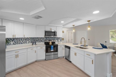 House in New Port Richey, Florida 2 bedrooms, 128.95 sq.m. № 2198573 - photo 3