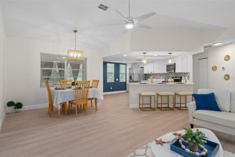 House in New Port Richey, Florida 2 bedrooms, 128.95 sq.m. № 2198573 - photo 5