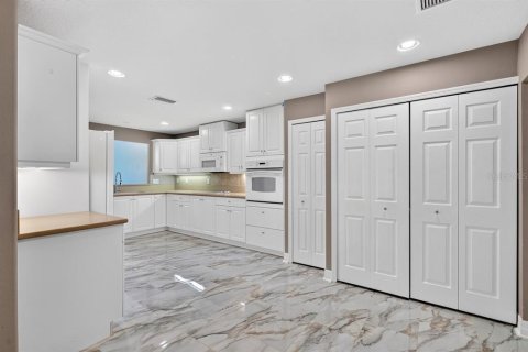 Condo in Port Orange, Florida, 3 bedrooms № 2197857 - photo 11