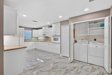Condo in Port Orange, Florida, 3 bedrooms № 2197857 - photo 12