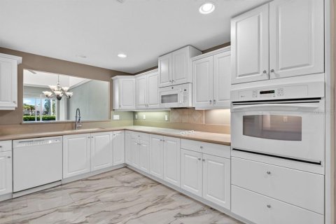 Condo in Port Orange, Florida, 3 bedrooms № 2197857 - photo 8