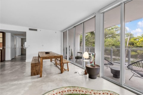 Condo in Miami Beach, Florida, 2 bedrooms  № 2010266 - photo 5