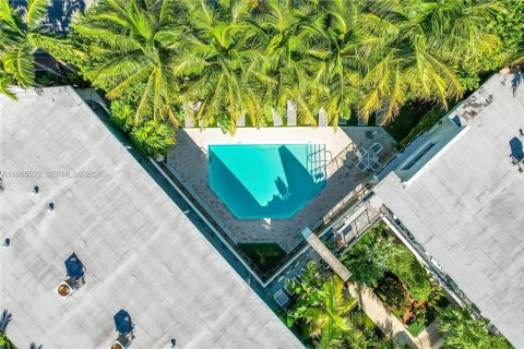 Condo in Miami Beach, Florida, 2 bedrooms  № 2010266 - photo 23