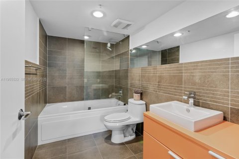Condo in Miami Beach, Florida, 2 bedrooms  № 2010266 - photo 21