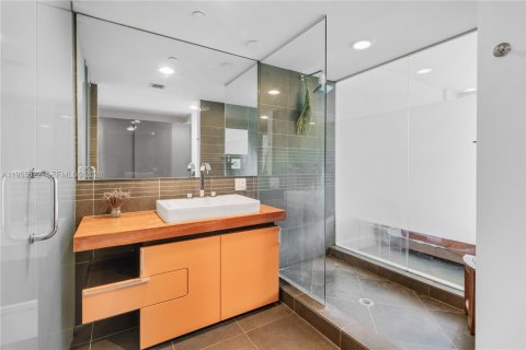 Condo in Miami Beach, Florida, 2 bedrooms  № 2010266 - photo 17