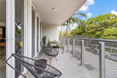 Condo in Miami Beach, Florida, 2 bedrooms  № 2010266 - photo 14