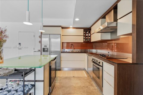 Condo in Miami Beach, Florida, 2 bedrooms  № 2010266 - photo 9