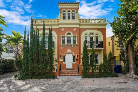 Купить кондоминиум в Майами-Бич, Флорида 2 спальни, 91.23м2, № 1984191 - фото 1