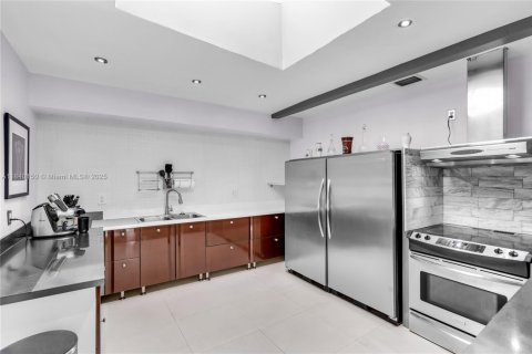 House in Miami, Florida 3 bedrooms, 159.05 sq.m. № 1832266 - photo 8
