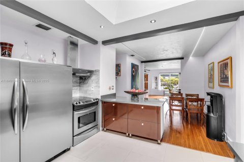 House in Miami, Florida 3 bedrooms, 159.05 sq.m. № 1832266 - photo 9