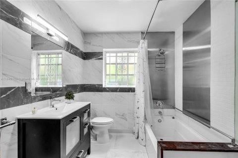 House in Miami, Florida 3 bedrooms, 159.05 sq.m. № 1832266 - photo 21