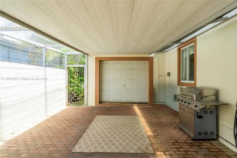 House in Miami, Florida 3 bedrooms, 159.05 sq.m. № 1832266 - photo 25