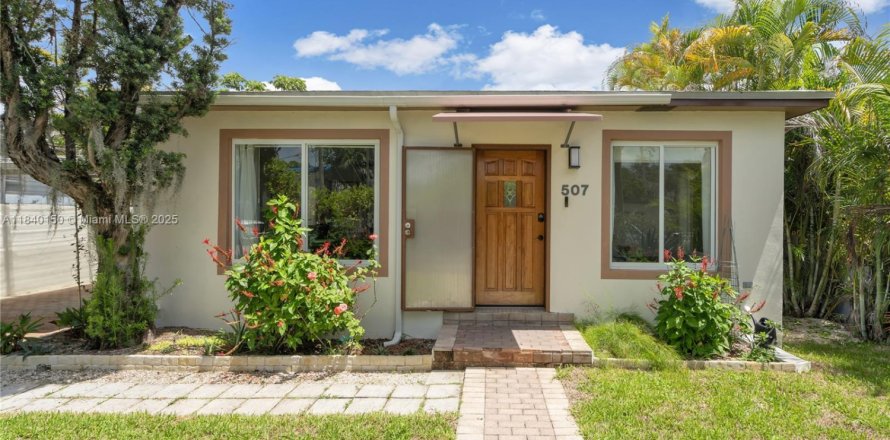 House in Miami, Florida 3 bedrooms, 159.05 sq.m. № 1832266