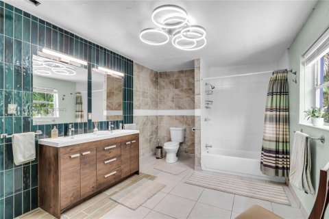 House in Miami, Florida 3 bedrooms, 159.05 sq.m. № 1832266 - photo 16