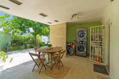 House in Miami, Florida 3 bedrooms, 159.05 sq.m. № 1832266 - photo 26