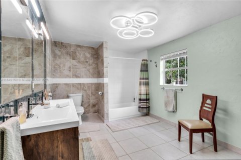 House in Miami, Florida 3 bedrooms, 159.05 sq.m. № 1832266 - photo 15