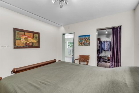 House in Miami, Florida 3 bedrooms, 159.05 sq.m. № 1832266 - photo 13
