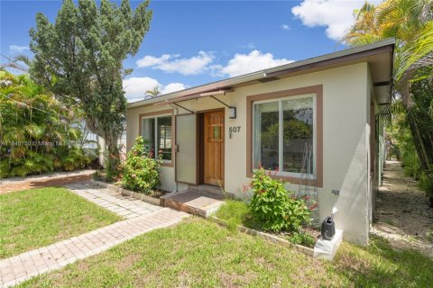 House in Miami, Florida 3 bedrooms, 159.05 sq.m. № 1832266 - photo 3