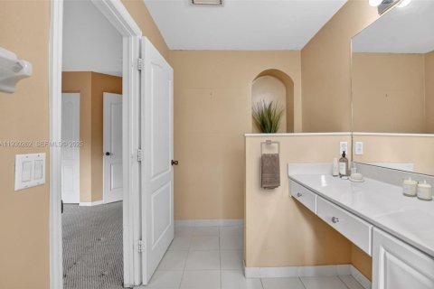 Townhouse in Royal Palm Beach, Florida 2 bedrooms, 134.52 sq.m. № 1988976 - photo 16