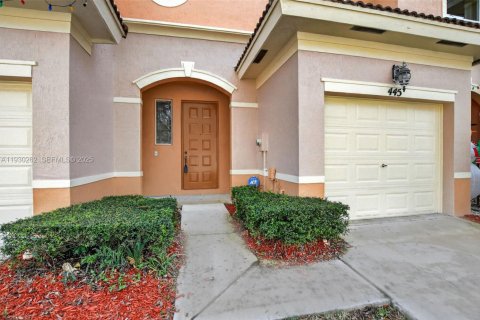 Townhouse in Royal Palm Beach, Florida 2 bedrooms, 134.52 sq.m. № 1988976 - photo 1