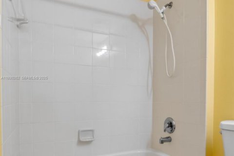 Townhouse in Royal Palm Beach, Florida 2 bedrooms, 134.52 sq.m. № 1988976 - photo 19