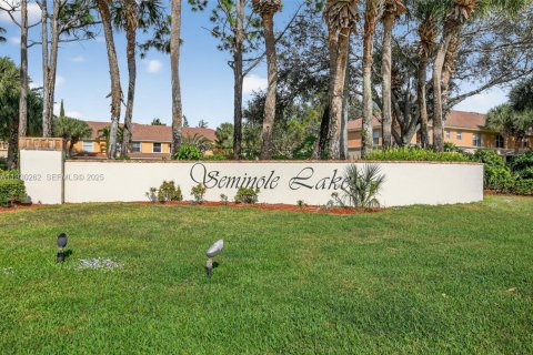 Townhouse in Royal Palm Beach, Florida 2 bedrooms, 134.52 sq.m. № 1988976 - photo 27