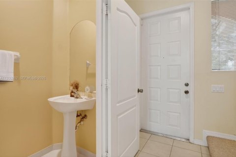 Townhouse in Royal Palm Beach, Florida 2 bedrooms, 134.52 sq.m. № 1988976 - photo 10