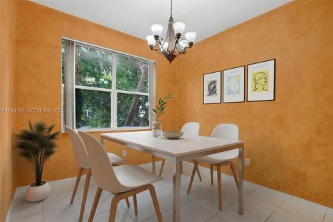 Townhouse in Royal Palm Beach, Florida 2 bedrooms, 134.52 sq.m. № 1988976 - photo 6